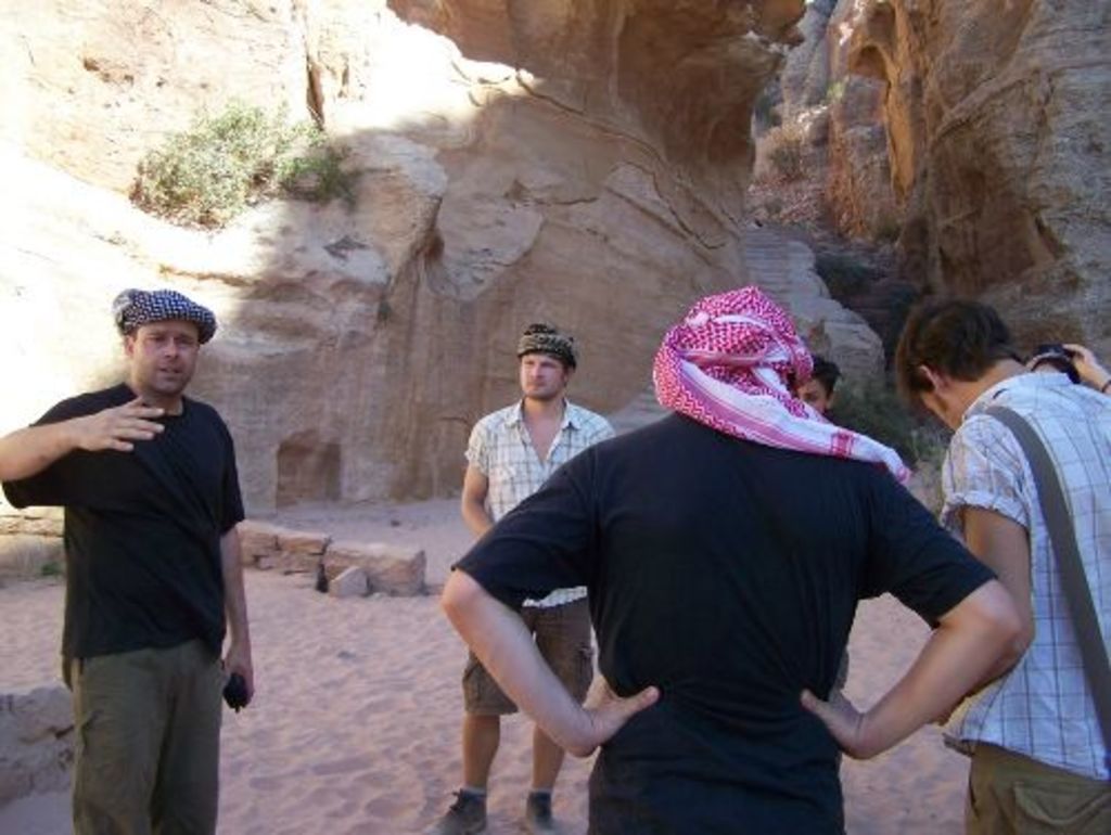 Fig. 11: Stephan Schmid explaining this year’s workload at the Soldier Tomb complex in Wadi Farasa East (photo: S. Hoffmann)