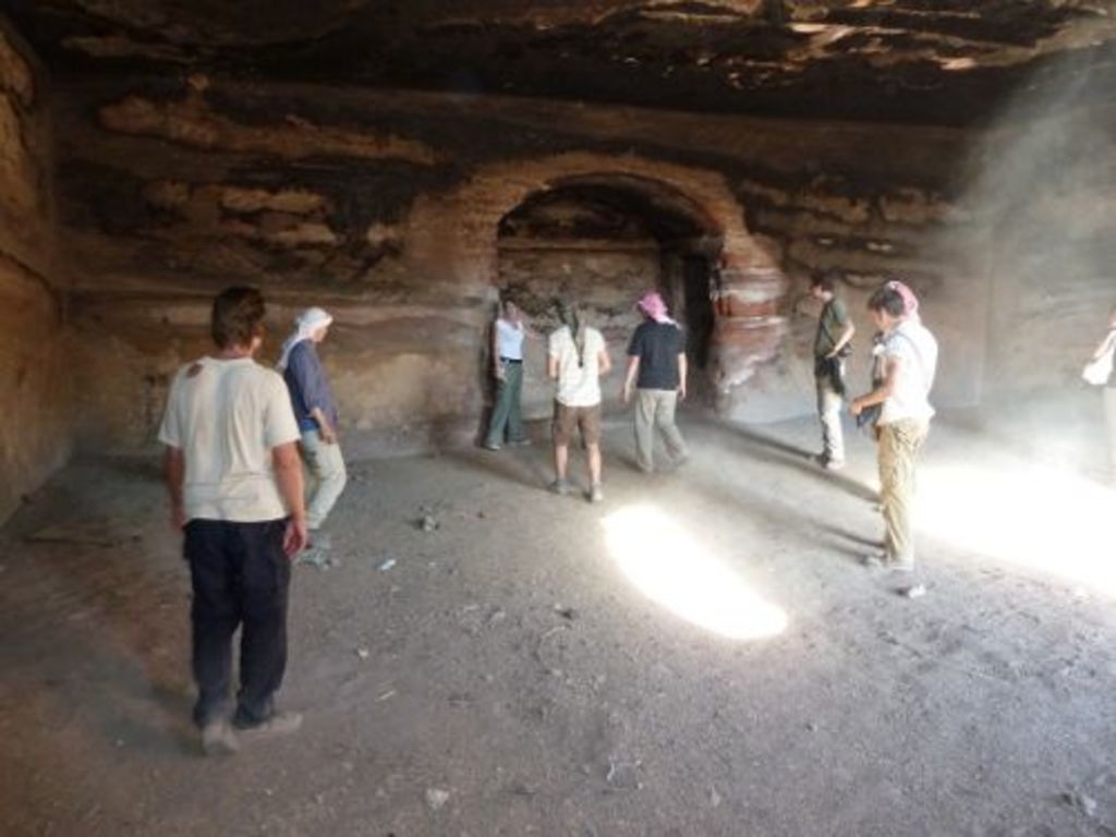 Fig. 13: Lucy Wadeson showing the intimidated audience what exactly is to due inside tomb BD 779 (photo: S. G. Schmid)
