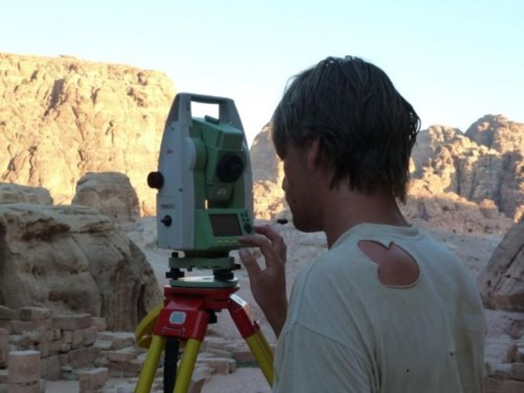 Fig. 33: Guido Teltsch programming the Total Station (and setting fashion trends) at Wadi Farasa East (photo: S. G. Schmid)