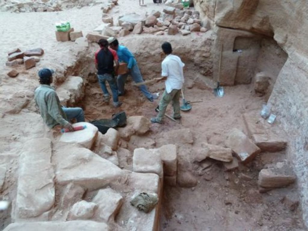 Fig. 35: Karin Petrovszky and her workmen moving heavy stones in the middle of the upper entrance complex (photo: S. G. Schmid)