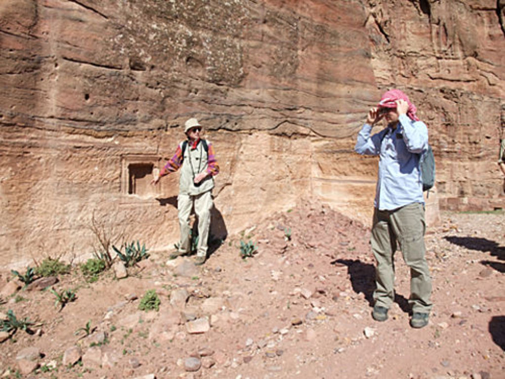 Robert Wenning explaining an niche on the way up to Umm el-Biyara (photo: A. Barmasse)