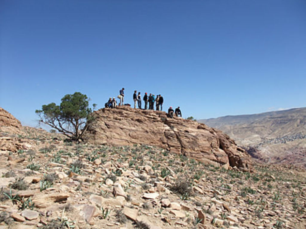 Stephan Schmid explaining the structures on the plateau of Umm el-Biyara (photo: A. Barmasse)