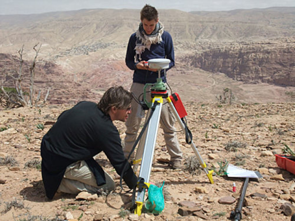 Guido Teltsch and Will Kennedy setting up the Leica satellite system on Umm el-Biyara (photo: A. Barmasse)