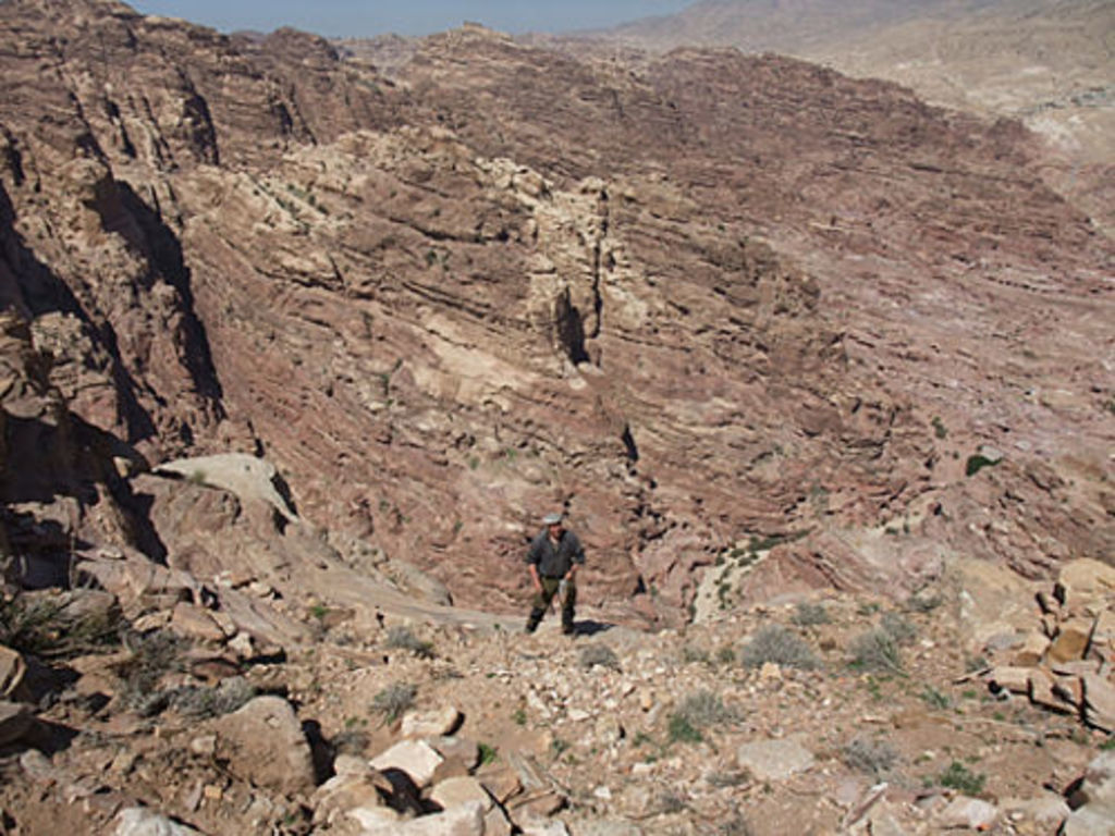 Stephan Schmid standing on the edge of the bedrock examining the hypocaust heating system (photo: A. Barmasse)