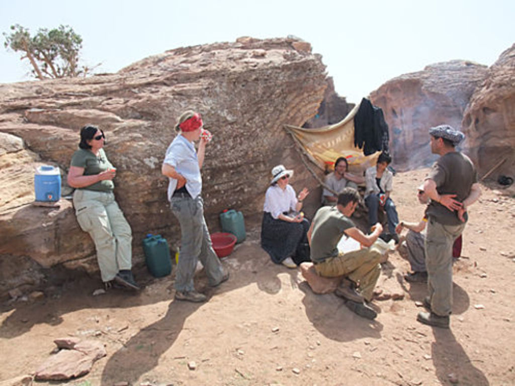 The Umm el-Biyara team gathering around Judith McKenzie while taking a lunch break (photo: A. Barmasse)