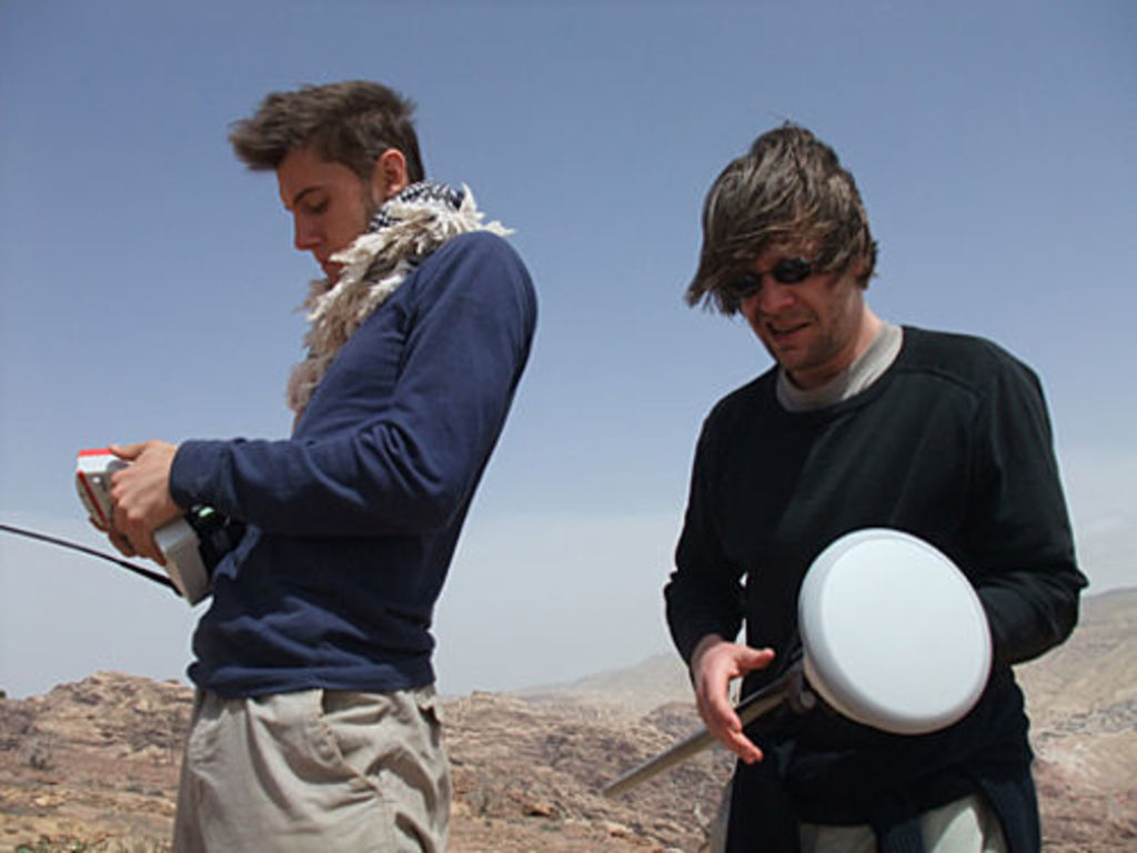 Will Kennedy and Guido Teltsch trying hard to remember all the functions of the Leica Satellite System (photo: A. Barmasse)