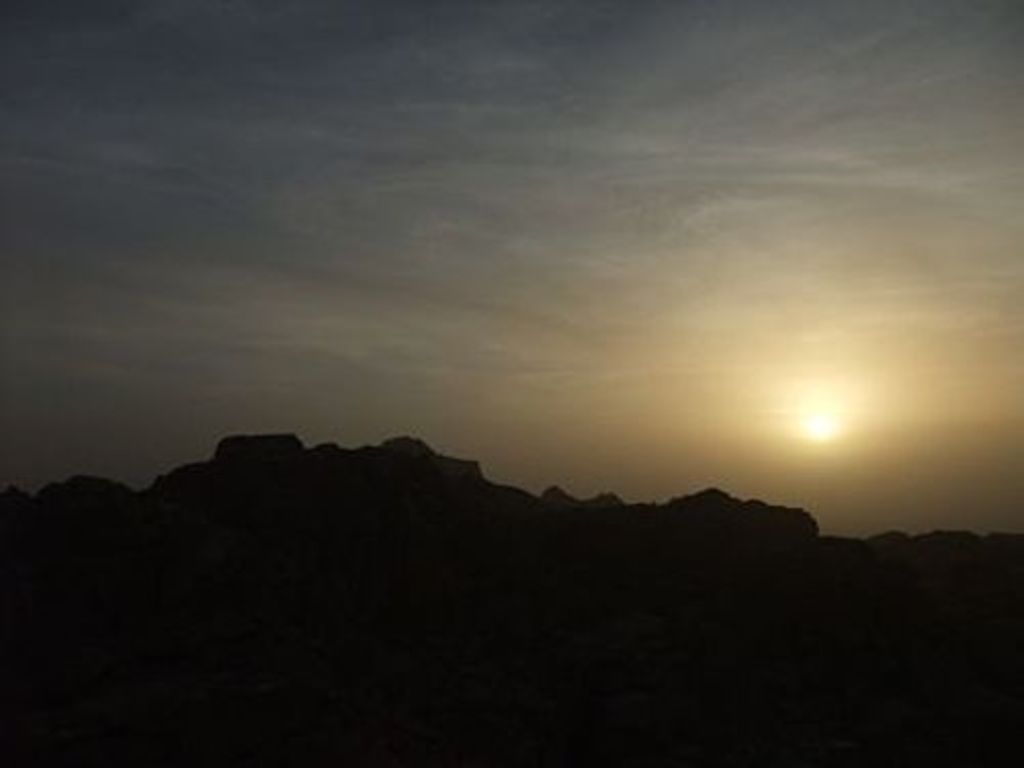 With a camp fire burning and a breathtaking sunset on silent Umm el-Biyara daily problems suddenly seem so small .. (photo: A. Barmasse)
