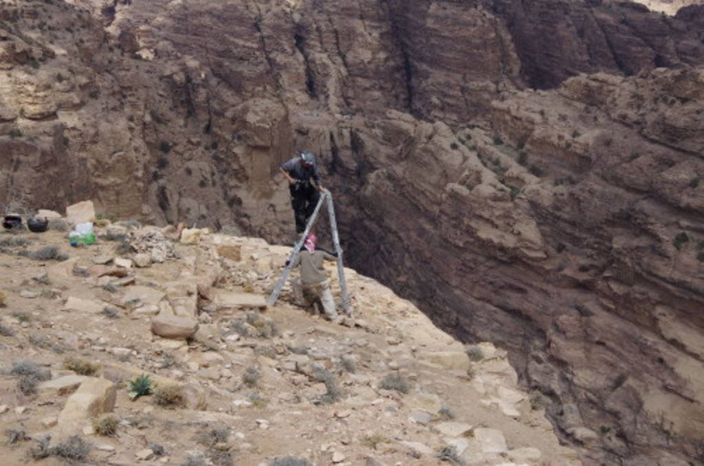Fig. 20: Stephan Schmid taking pictures of the hypocaust room, while André Barmasse holds the ladder.