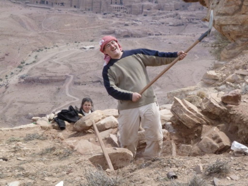Fig. 24: André Barmasse is tunneling his way through the room’s debris, while Polly Agoridou is sticking her head out of the hypocaust.