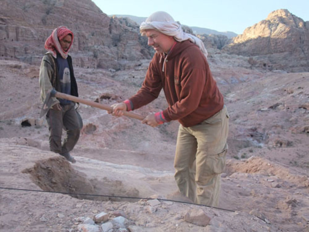 Fig. 27: Christoph Schneider smashing the mudshrfa into the solid ground during the early morning hours.