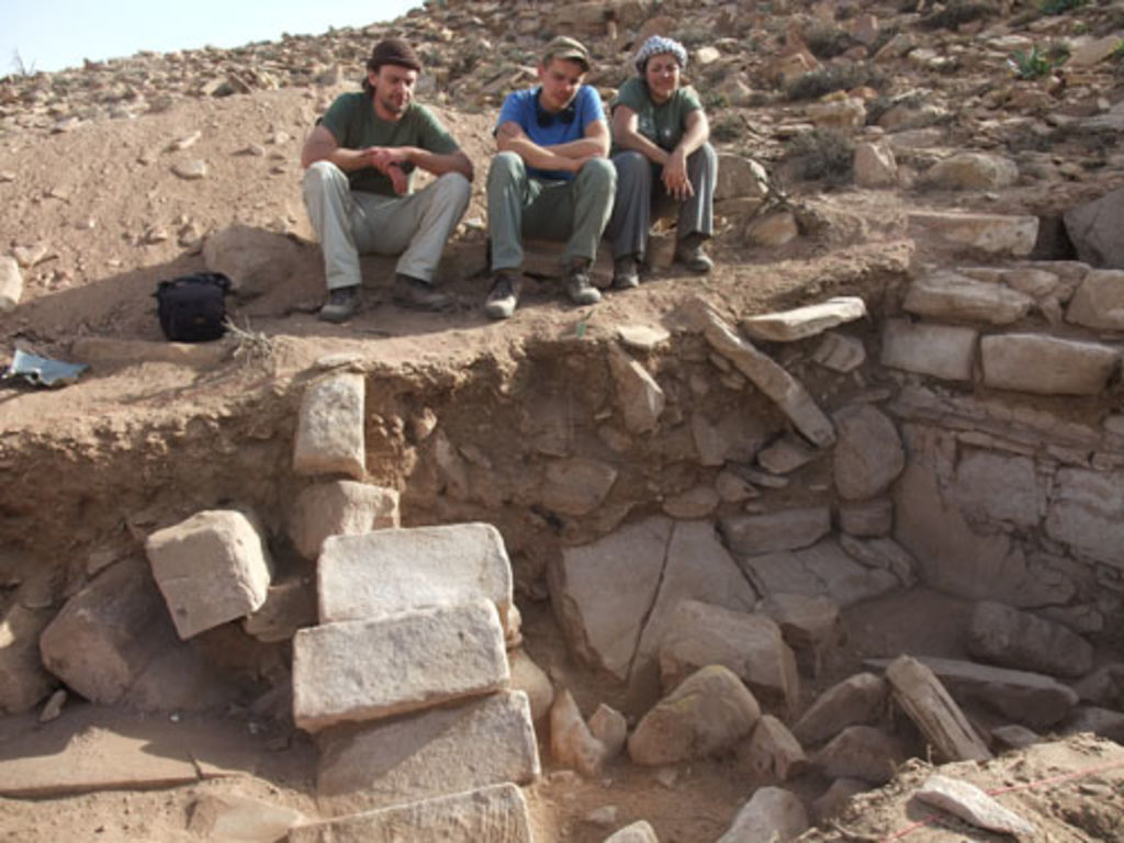 Fig. 28: Guido Teltsch, Nils Rhensius and Polly Agoridou glancing at the legs of the silen sticking out of the ground.