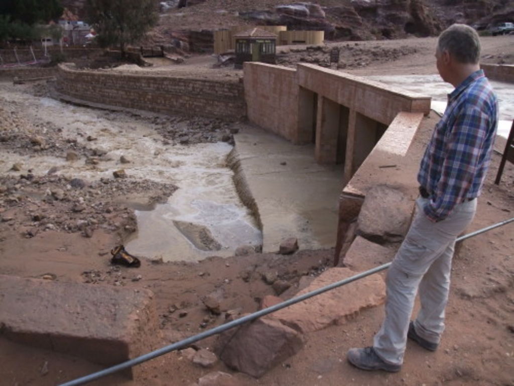 Fig. 35: Christoph Schneider looking down into the torrent of Wadi Mousa.