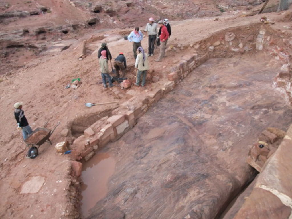 Fig. 42: The ongoing excavations on Ez-Zantur seen from the wall of the masion.
