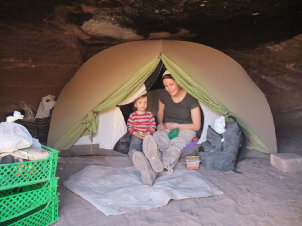 Fig. 43: Caroline Huguenot and her daughter Bérénice visiting the excavations on Umm el-Biyara.