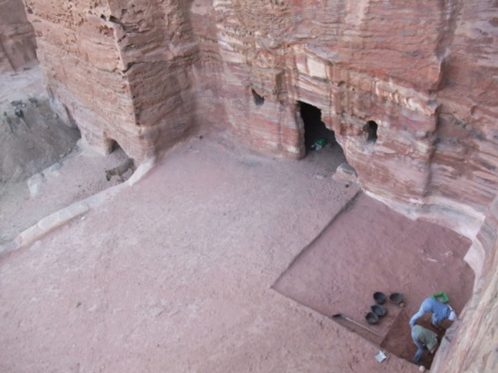 Fig. 49: Lucy Wadeson, head of the Khubta excavations, and Émilie Prost excavating in front of one of the Khubta tombs.