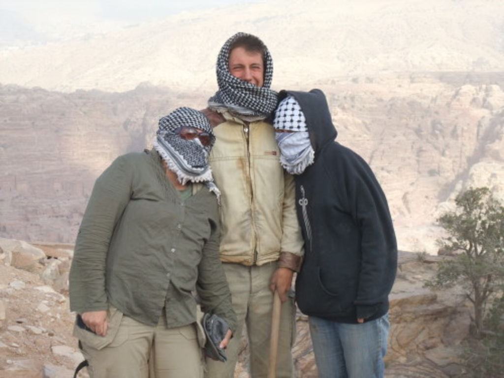Fig. 51: Polly Agoridou, Will Kennedy and Nadin Bürkle during the heavy sand storm on Umm el-Biyara.