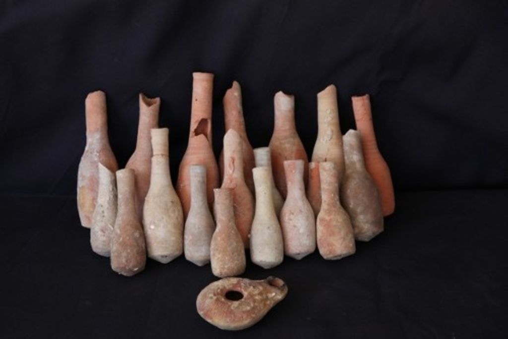 Fig. 86: View of the nice ensemble of unguentaria and a lamp found in the shaft grave of the central niche at the Aslah complex.