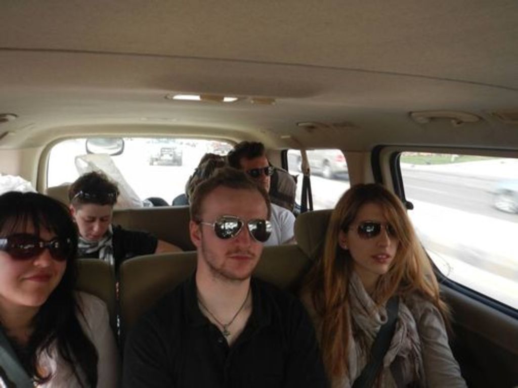 Fig. 8: In the foreground Polly Agoridou, Jan Reimann and Lydia Kappa (from left to right), in the background Jana Falkenberg and Sebastian Hoffmann (from left to right), all posing for a sunglasses commercial.