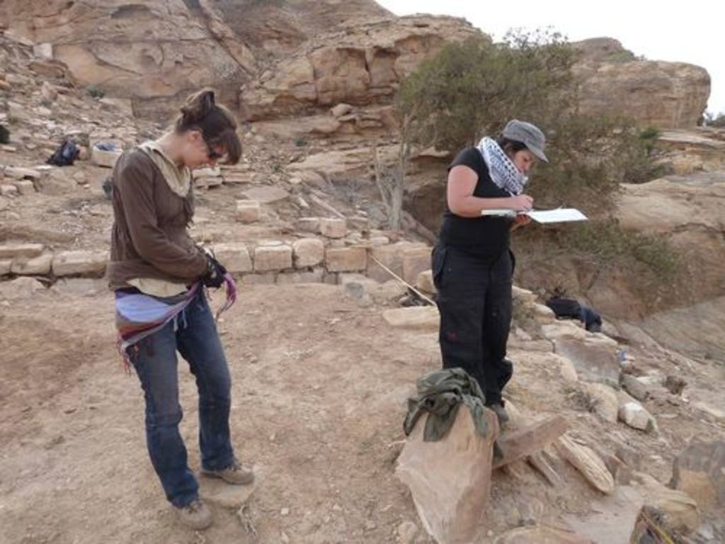 Fig. 22: Nadine Bürkle (left) and Polly Agoridou (right) doing the first drawing within the bathing installation.