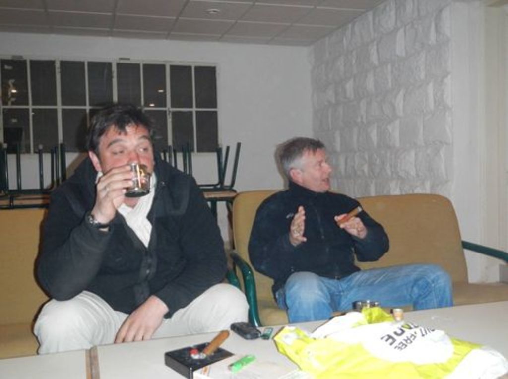 Fig. 46: Rolf Egli, M. D. (right), explaining the dust leg to a fascinated audience while Laurent Gorgerat is cleaning away the dust by his way.