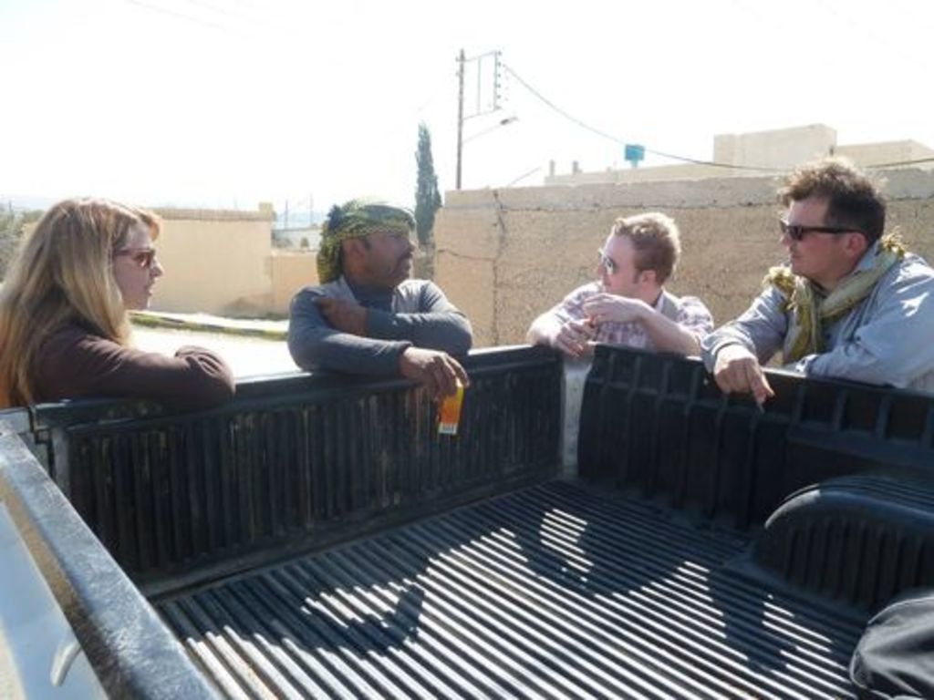 Fig. 50: Lydia Kappa, Suleiman Mohammed, Jan Reimann and Thomas Kabs during a pit stop on the way to Busayrah.