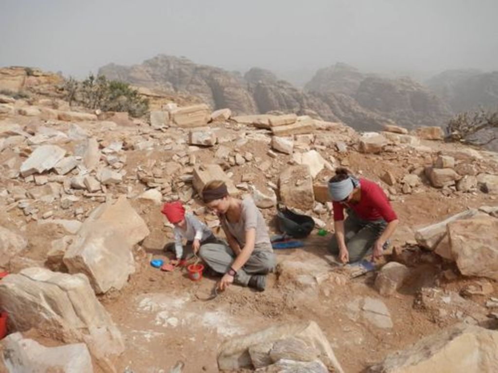 Fig. 55: The girls in Morton’s trench working synchronically: Bérénice Schmid, Lydia Kappa and Caroline Huguenot (from left).