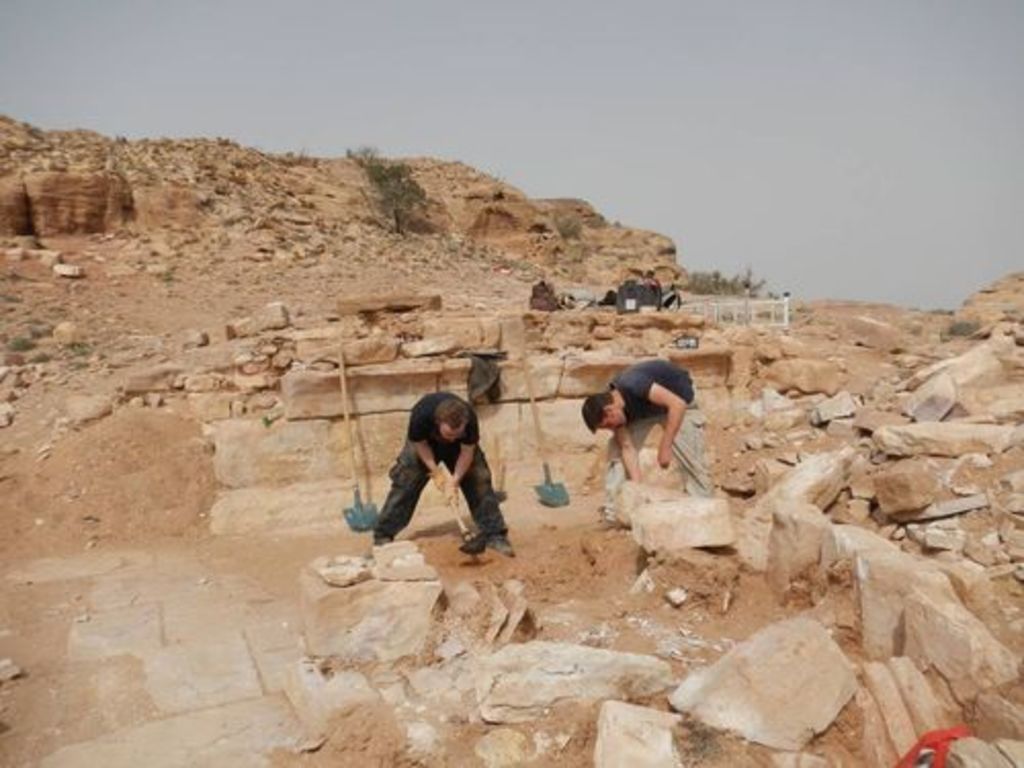 Fig. 56: Less synchronic but very powerful: Jan Reimann and Will Kennedy (from left) in Morton’s trench.