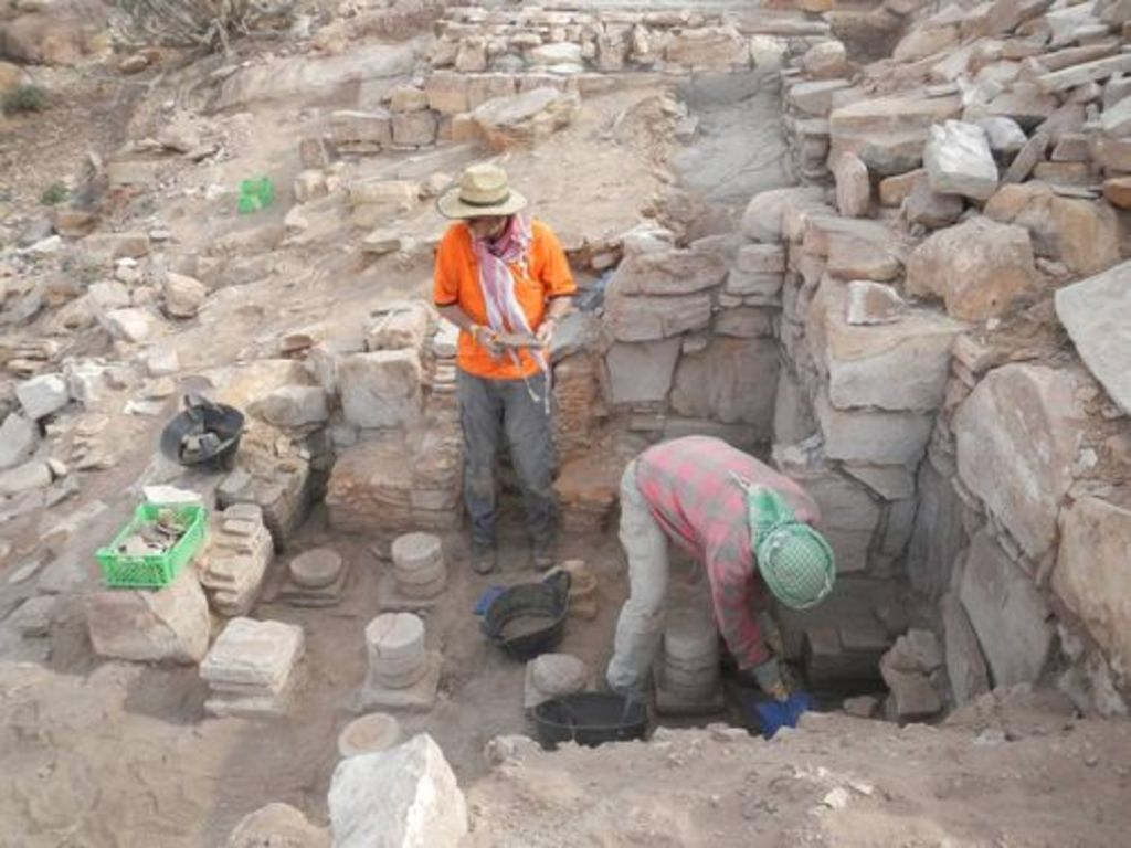Fig. 70: Piotr Bienkowski (left) and Christoph Schneider cleaning the hypocaust room.