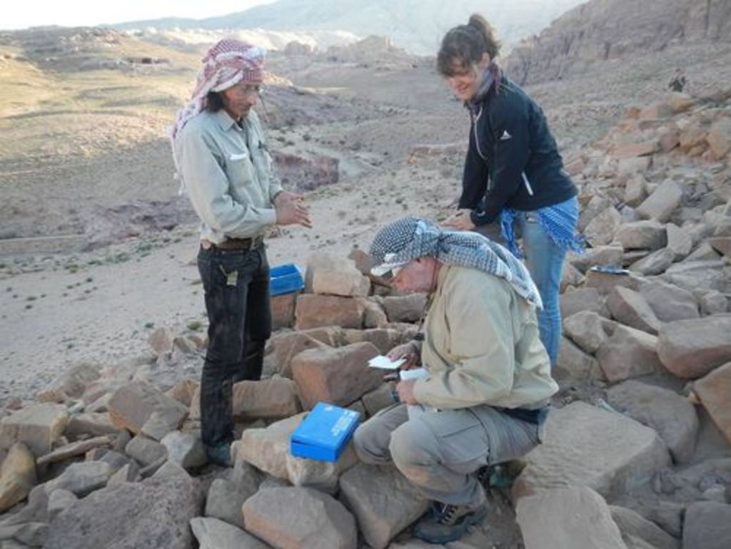 Fig. 71: Nadine Bürkle and Zbingiew Fiema taking professional care about Bernhard Kolb’s finger.