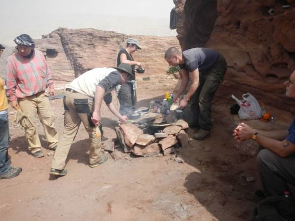 Fig. 13: Sophie Horacek (partially cut off), Christoph Schneider, Raphael Eser, Polly Agoridou and Will Kennedy (from left to right) preparing food, while Piotr Bienkowsky (right) is watching