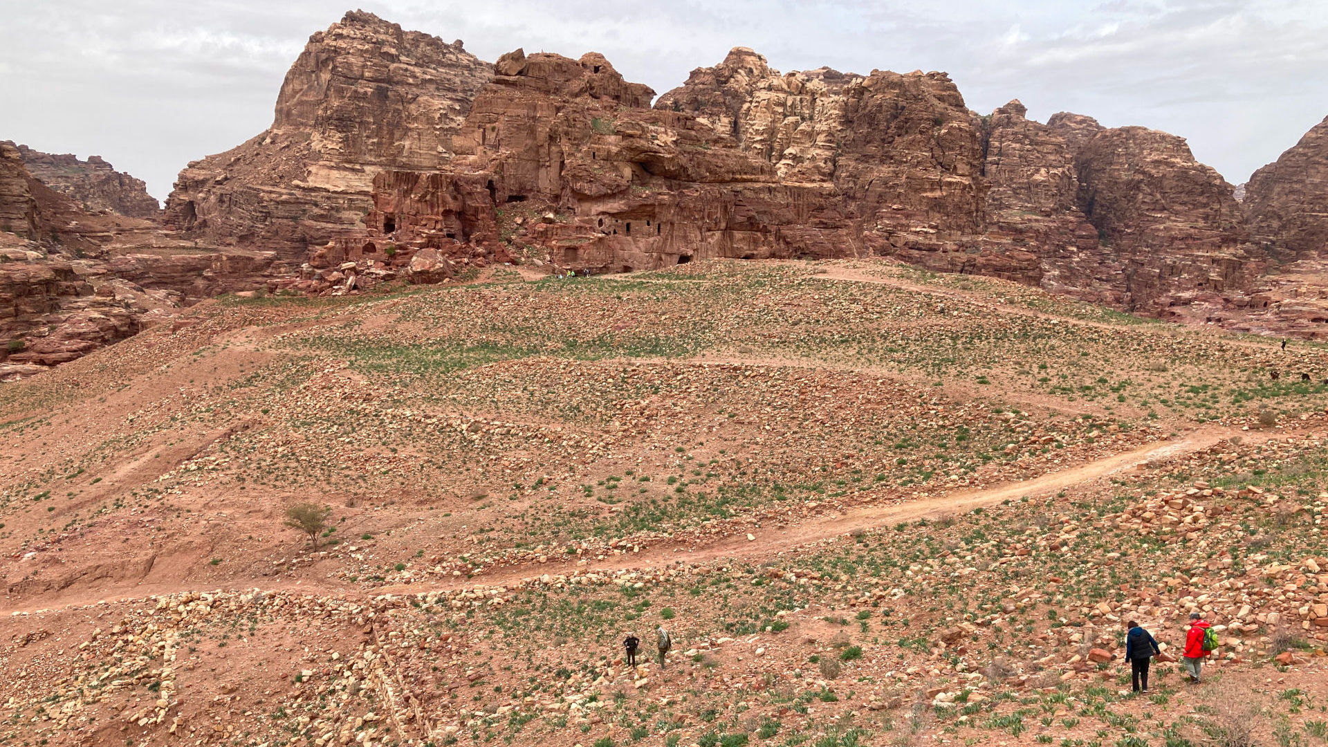 View along the southern city wall of Petra towards al-Khubta (photo: André Barmasse).