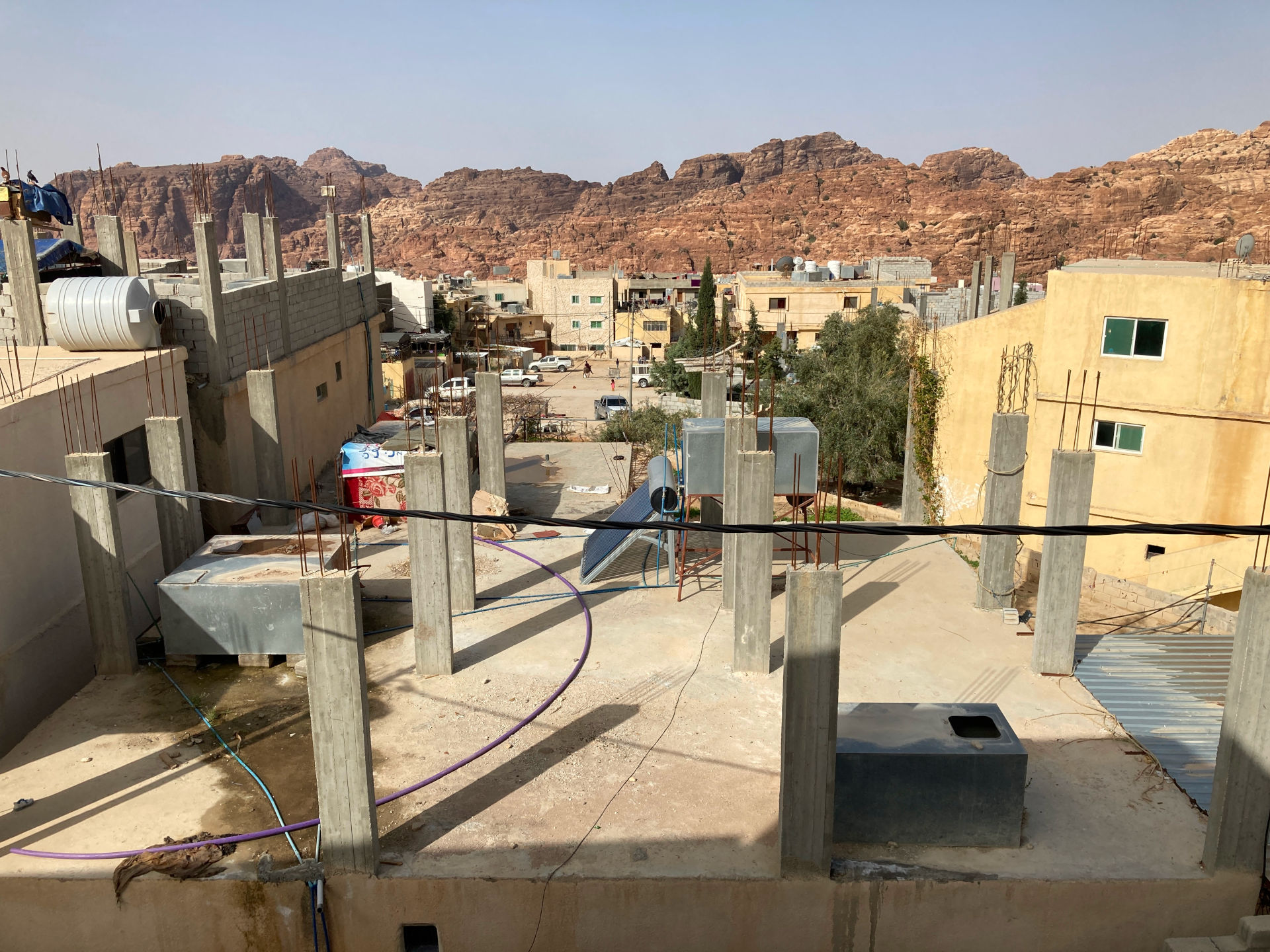 Fig. 1: View from the balcony of Rezik’s Bed and Breakfast at Umm Sayhun towards Petra (photo: André Barmasse).