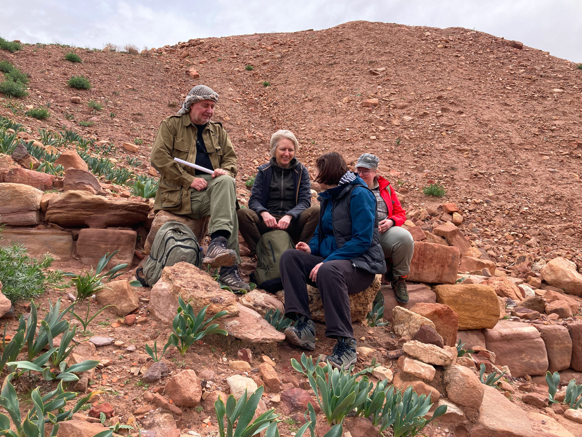 Fig. 4: Zbigniew Fiema, Alexandra and Lara Druzynski-von Boetticher and Isadora Schulz resting on the Petra city wall (photo: André Barmasse).