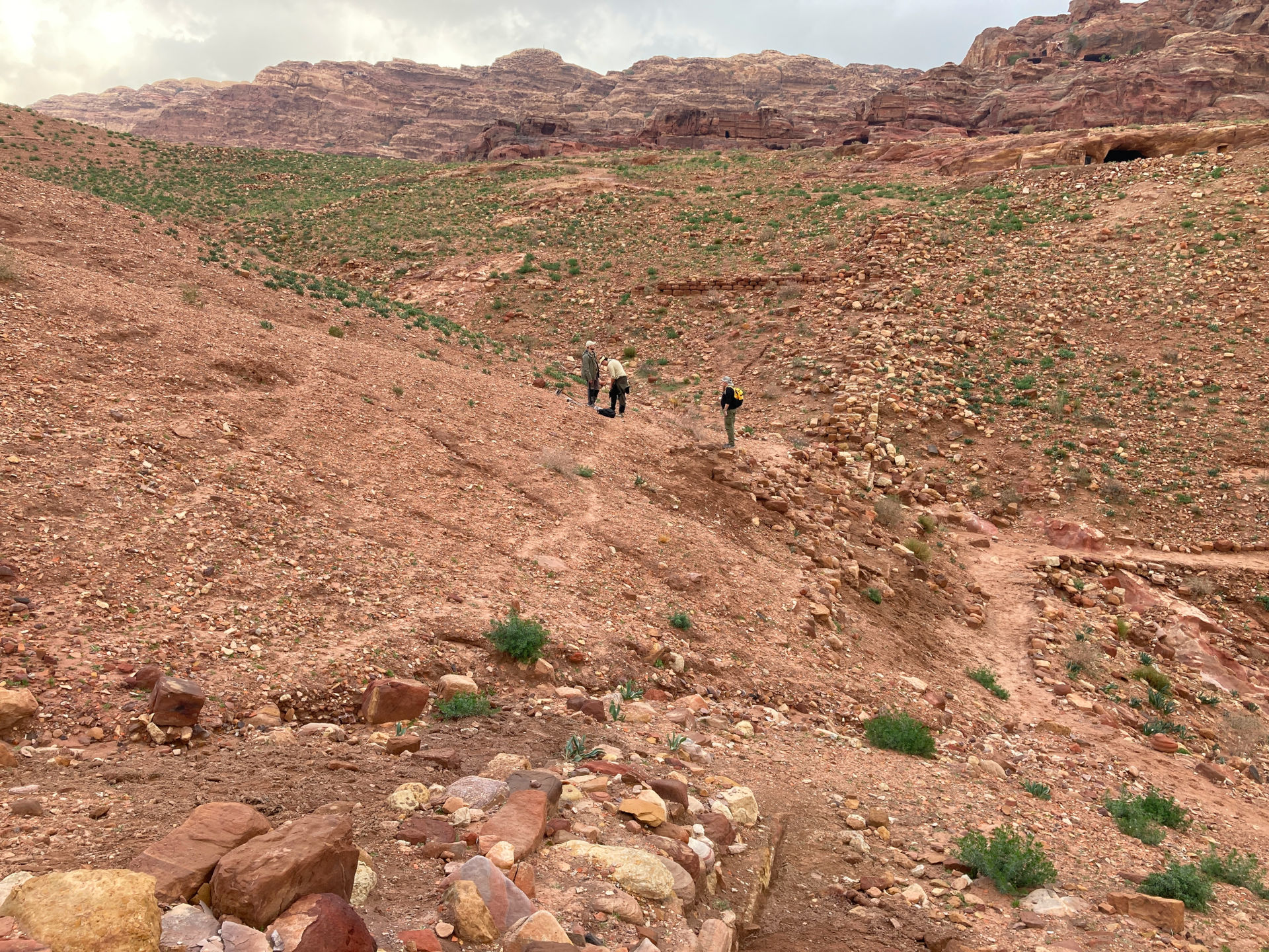 Fig. 9: Section of the southern city wall of Petra seen from top of Ez Zantur towards the east (photo: André Barmasse).