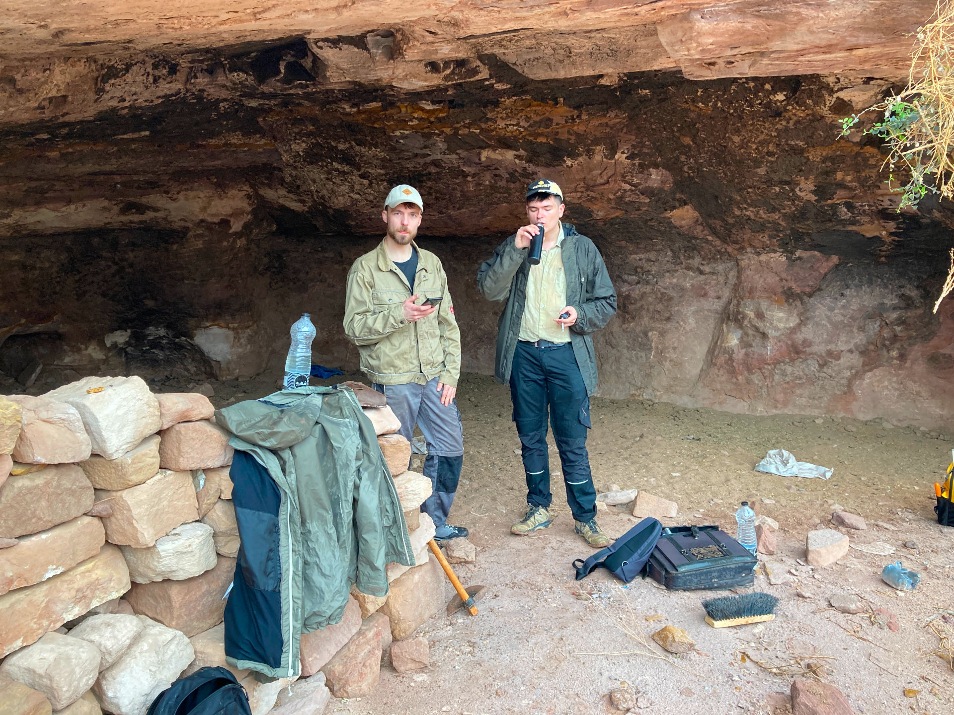 Fig. 10: Niklas Jungmann and Ernst Tolksdorff taking a short break from cleaning the city wall in a nearby cave (photo: André Barmasse).
