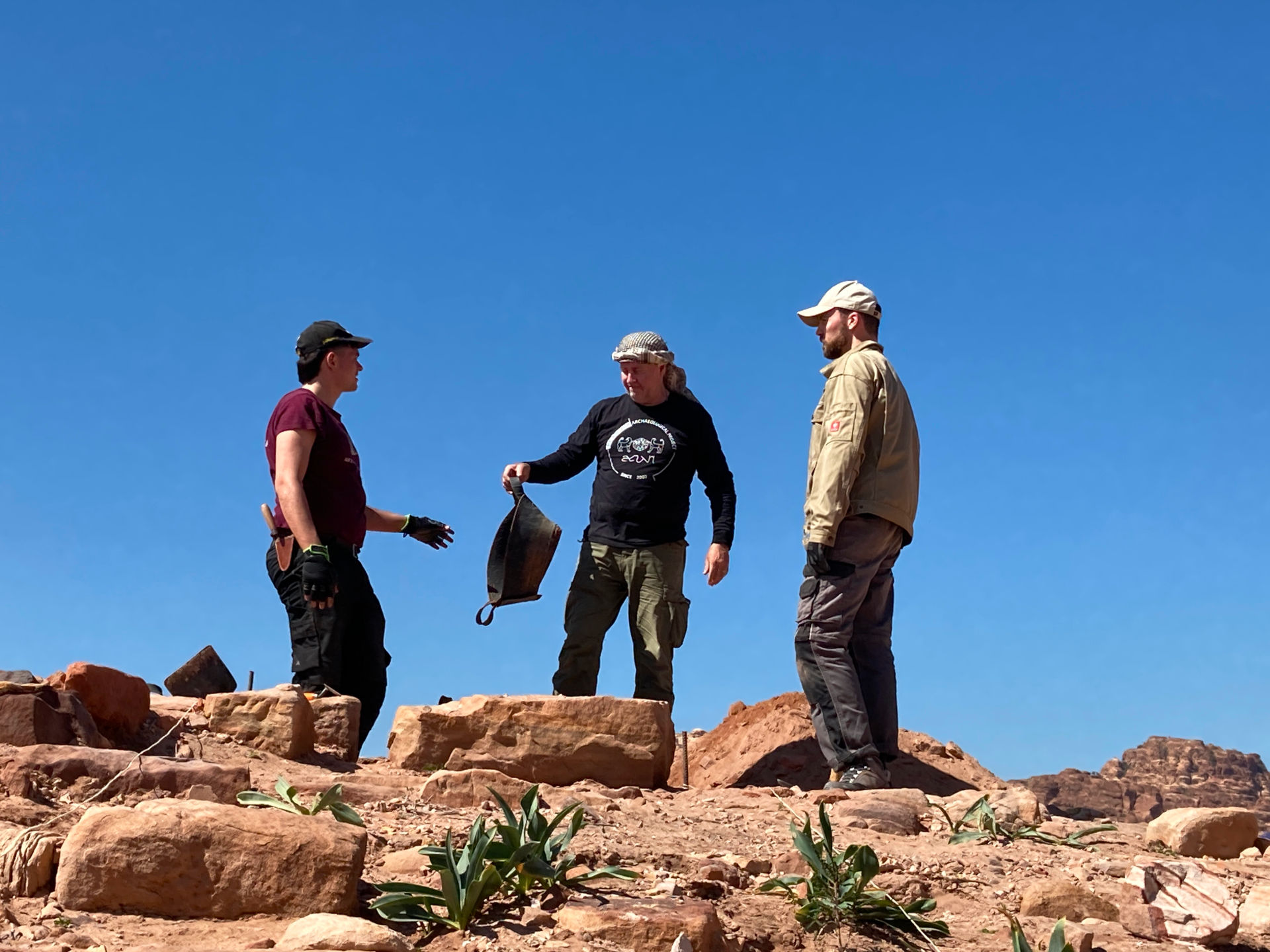 Fig. 11: Hard work at sounding 1: Ernst Tolksdorff, Zbigniew Fiema and Niklas Jungmann shoveling and gooffaing like hell (photo: André Barmasse).