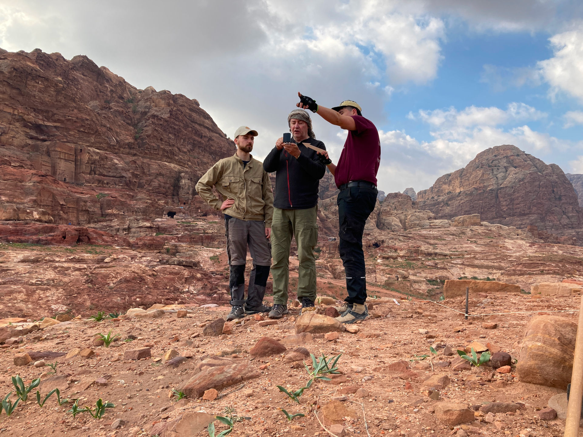 Fig. 13: Niklas Jungmann, Zbigniew Fiema and Ernst Tolksdorff trying to figure out the north of the world (photo: André Barmasse).