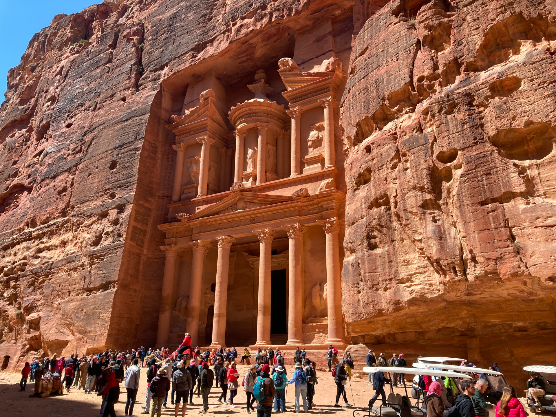 Fig. 15: The Khazne. Wonderful! Takes you breath away, as does the herd of tourists during the day (photo: André Barmasse).