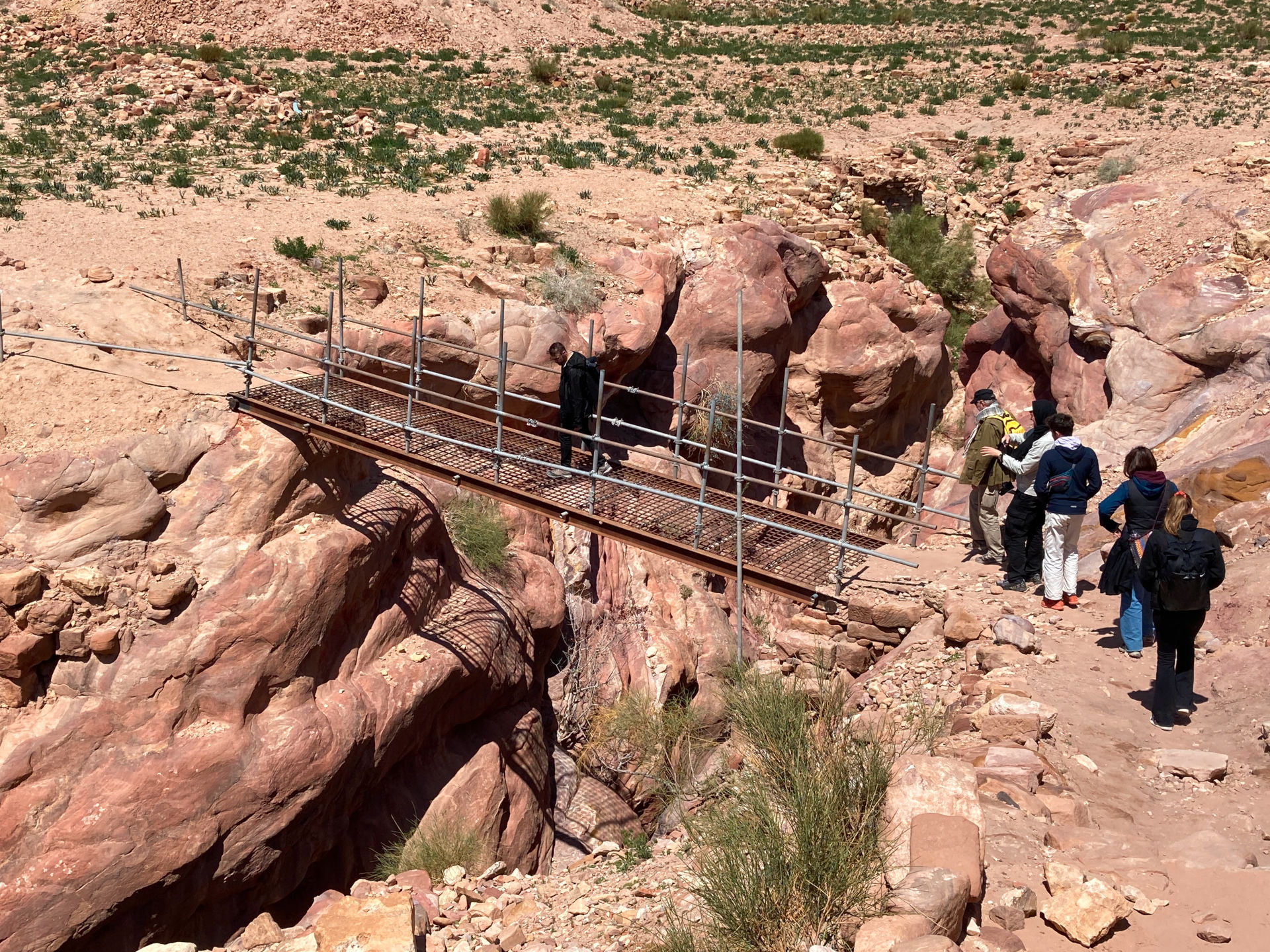 Fig. 16: Iron bridge crossing the Wadi Mataha. Will it hold up or tumble down? (photo: André Barmasse).