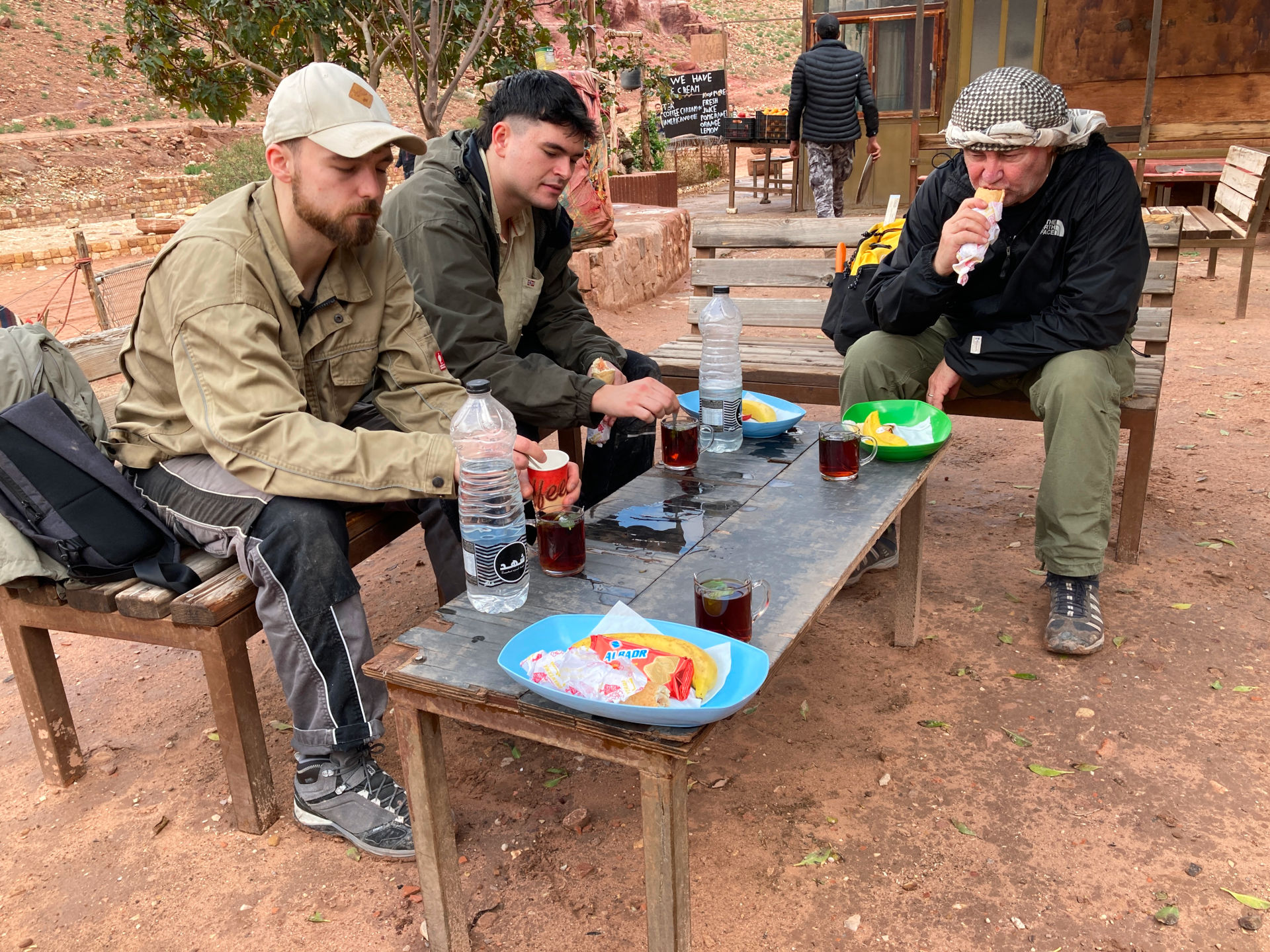 Fig. 19: Niklas Jungmann, Ernst Tolksdorff and Zbigniew Fiema savoring a sandwich with hummus and jibneh (photo: André Barmasse).