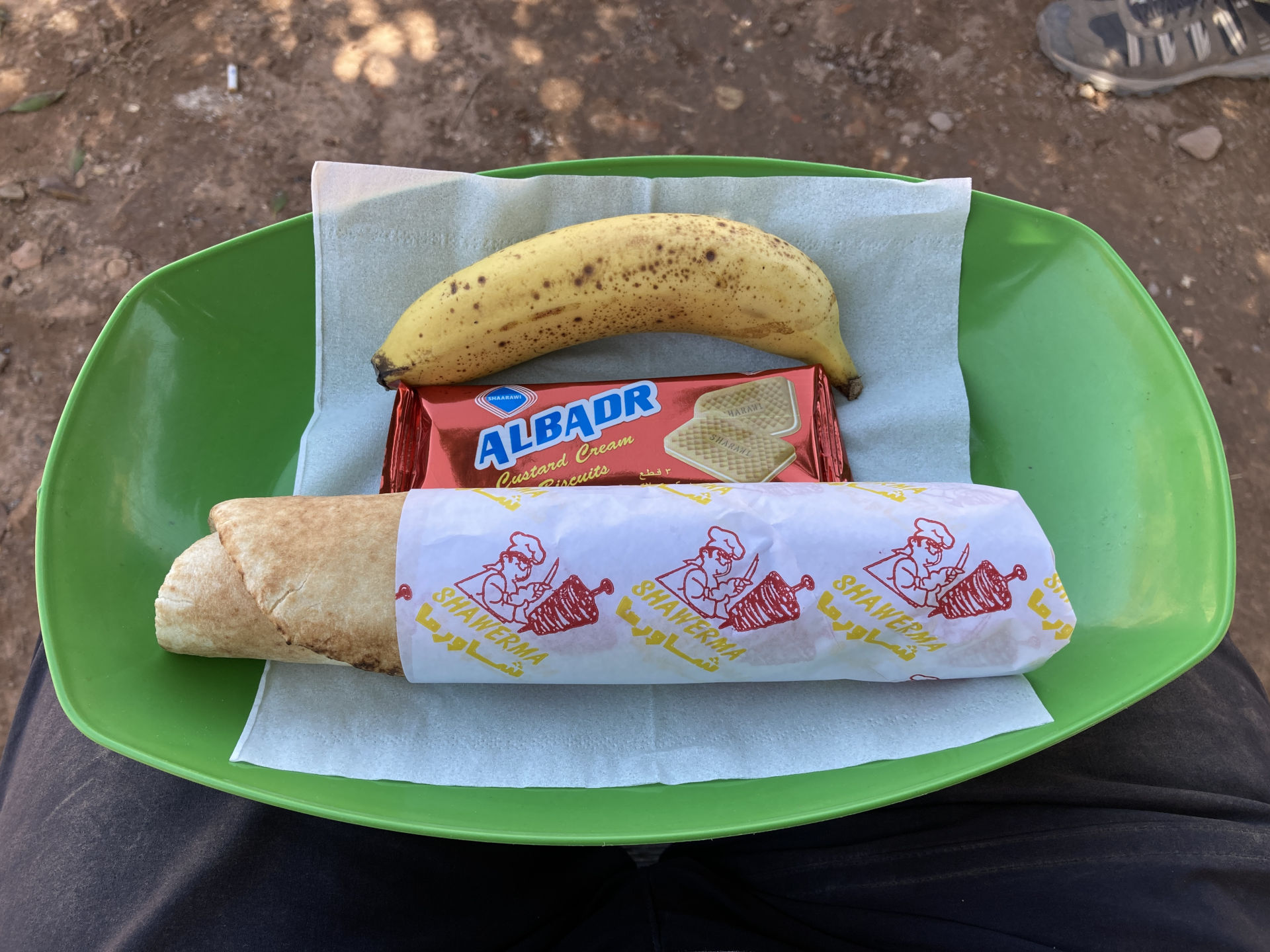 Fig. 20: Abu Hala’s famous dish: dry bread sandwich with hummus and jibneh, a banana and Albadr custard cream biscuits (photo: André Barmasse).