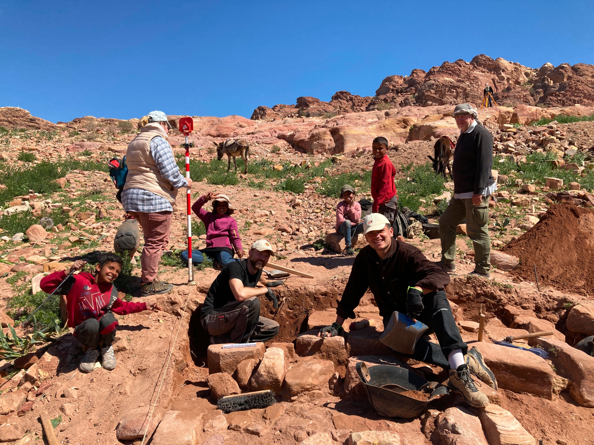 Fig. 23: Bdool school children visiting the excavations at sounding 2, and Isadora Schulz trying to take a point between them (photo: André Barmasse).