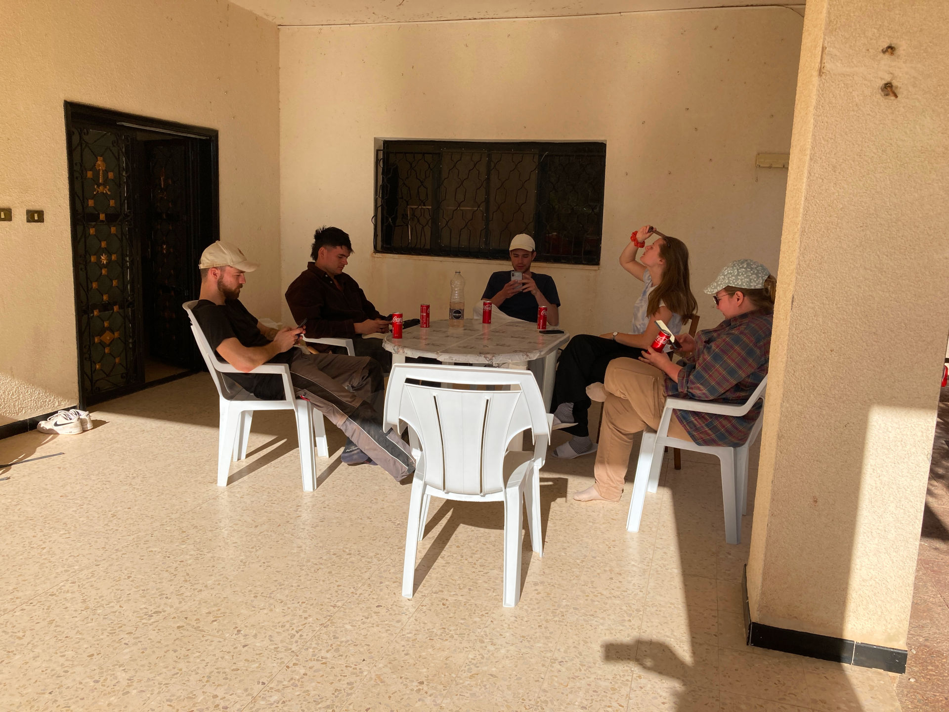 Fig. 26: After a hard day of work, the young generation takes care of its social interaction or the hair (photo: André Barmasse).