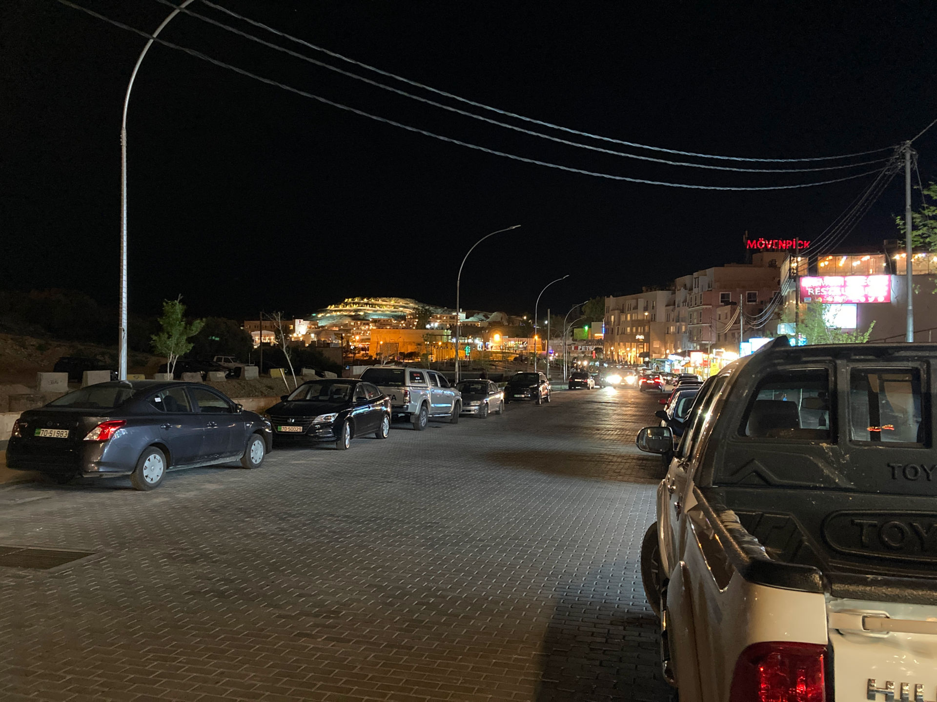 Fig. 27: Nightly view from the Petra Palace bar towards the entrance to Petra (photo: André Barmasse).