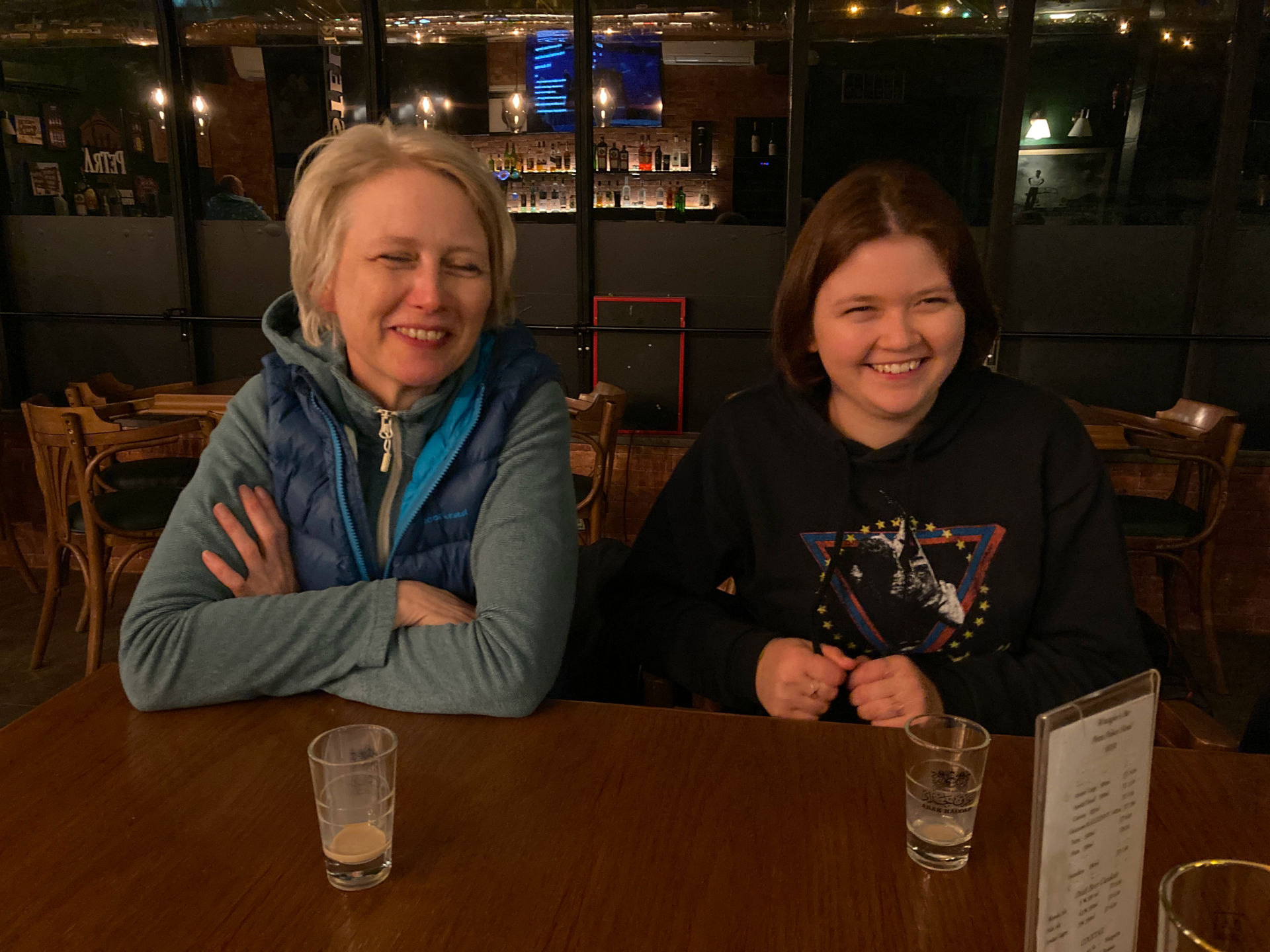 Fig. 28: Alexandra and Lara Druzynski-von Boetticher enjoying a drink at the Petra Palace bar (photo: André Barmasse).