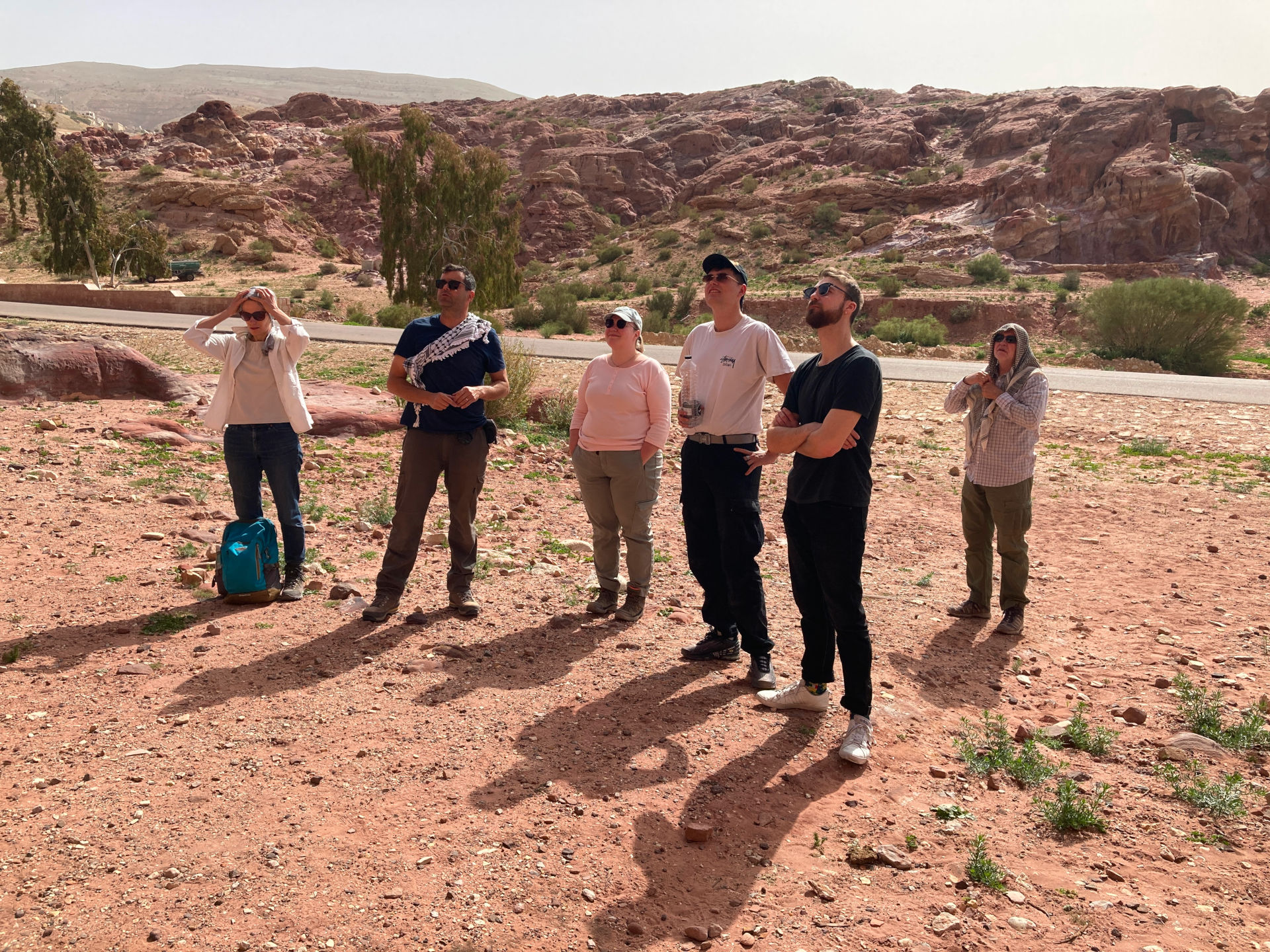 Fig. 29: Stephan Schmid explaining the characteristics of Nabataean tomb complexes in front of the Turkmanyieh tomb (photo: André Barmasse).