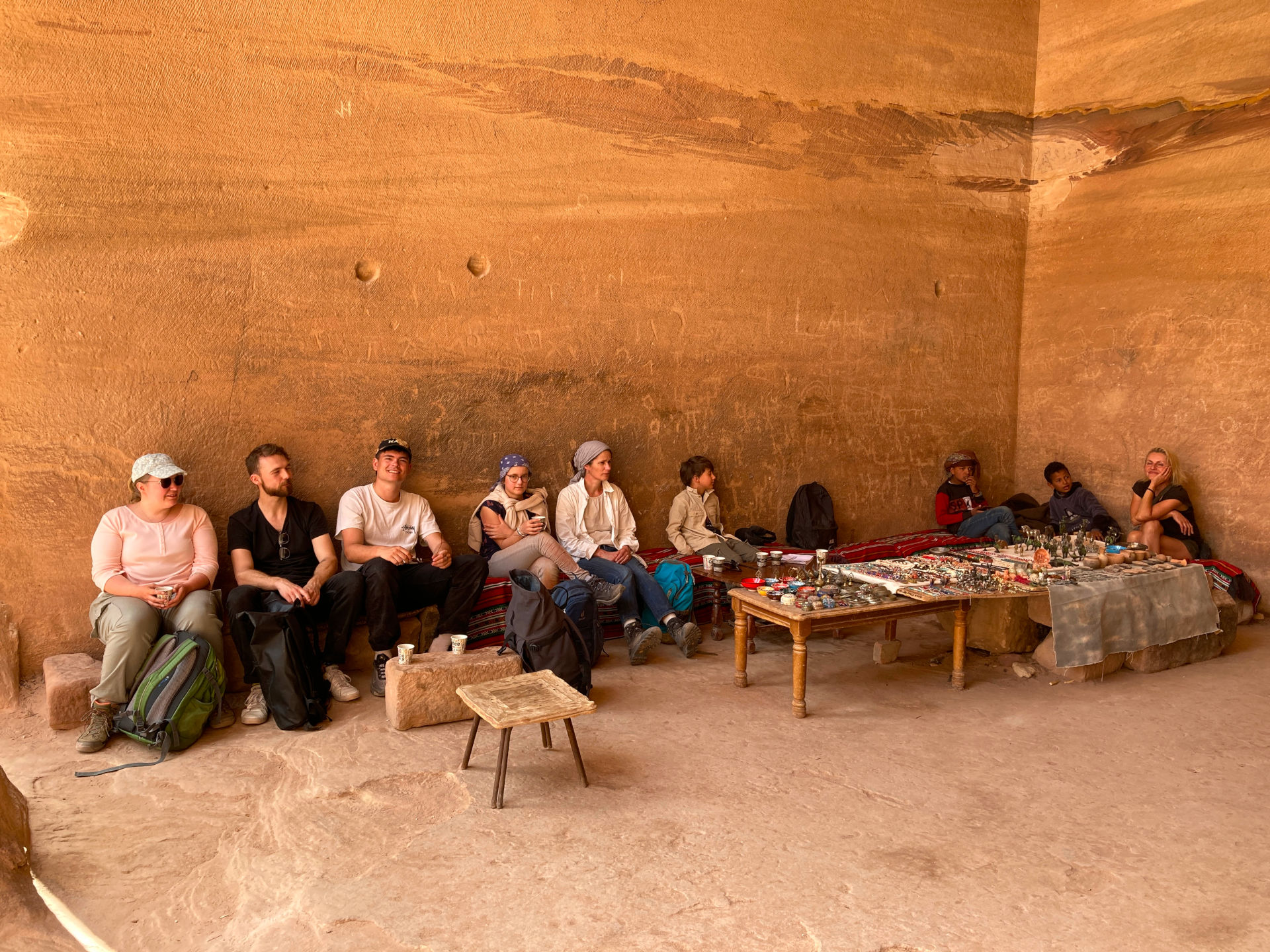 Fig. 30: Taking a break at Gassim’s tea and coffee shop inside the garden triclinium in Wadi Farasa (photo: André Barmasse).