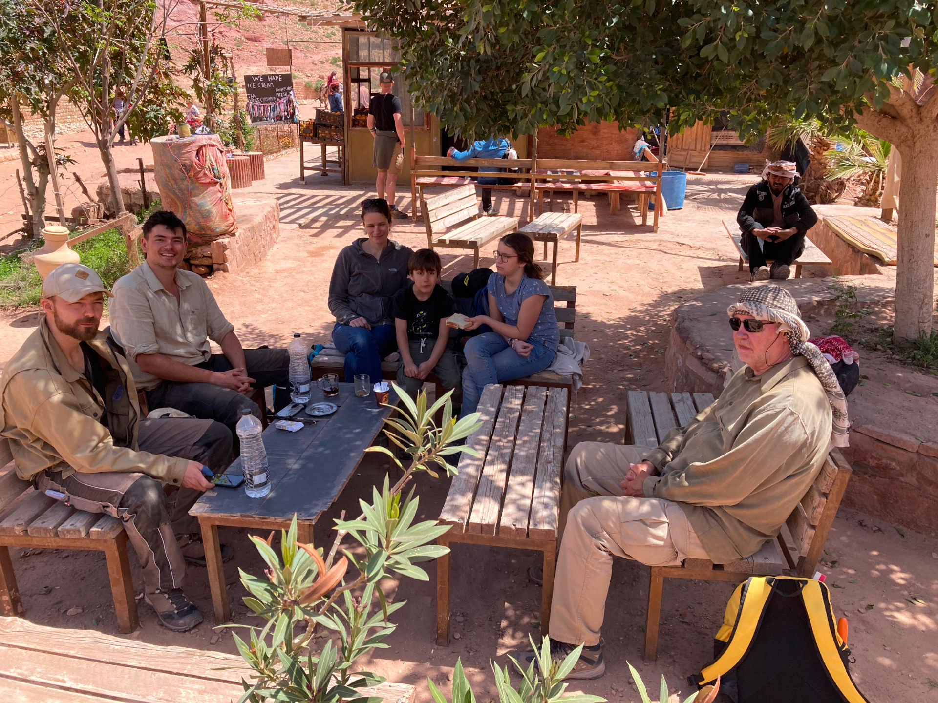 Fig. 31: The Schmid family is joining the archaeology team at their daily dinner (photo: André Barmasse).