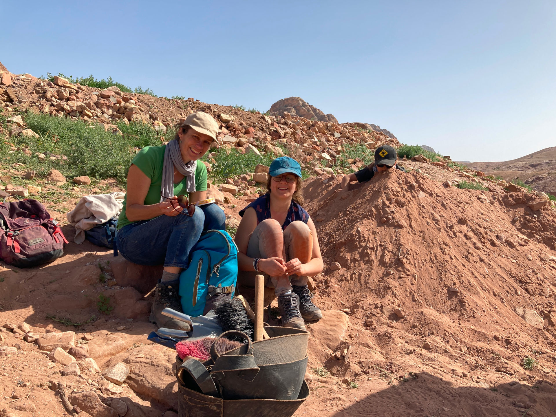 Fig. 32: Caroline, Bérénice and Timoté helping to find the continuation of the city wall (photo: André Barmasse).