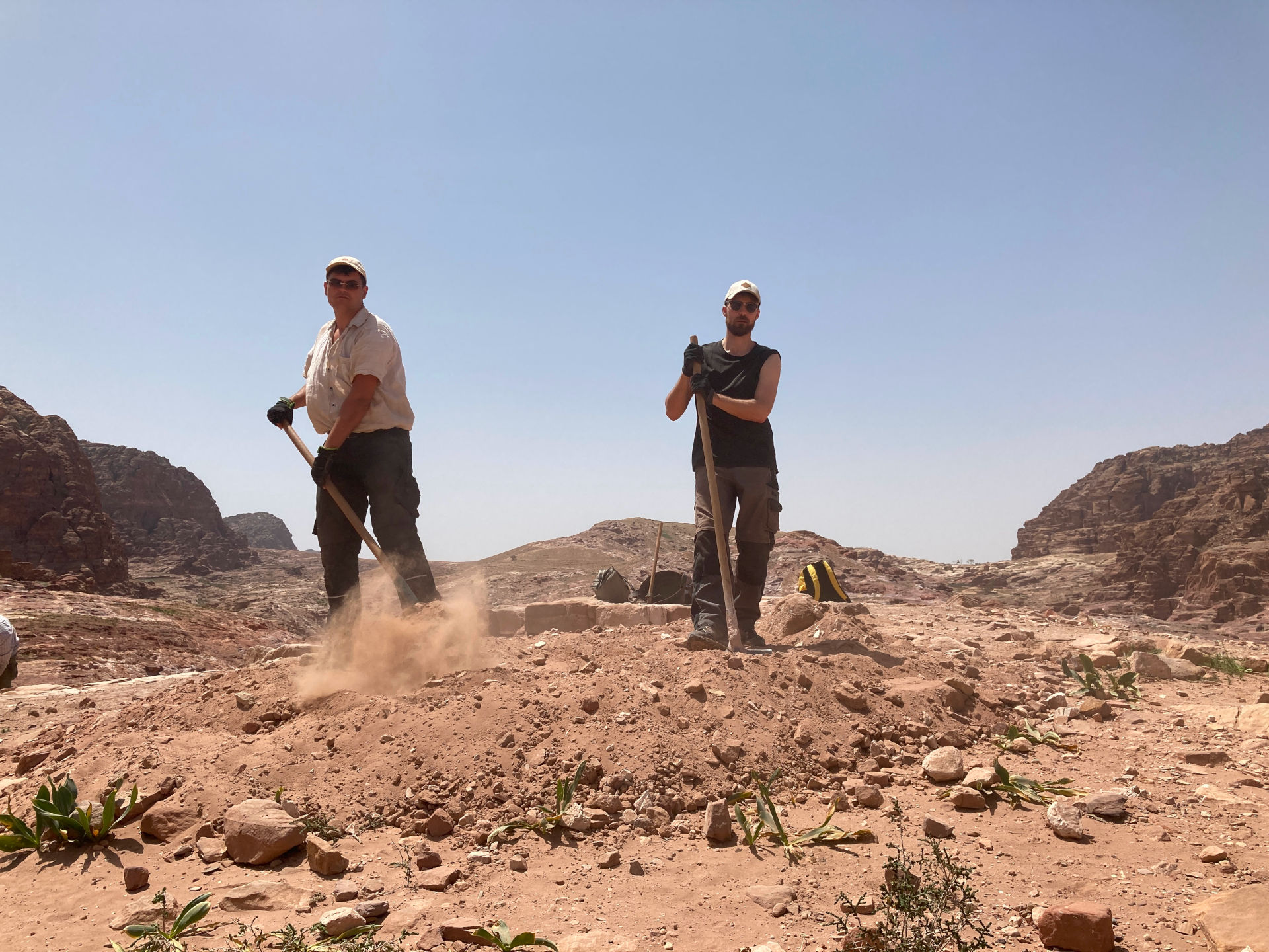 Fig. 33: Ernst Tolksdorff and Niklas Jungmann (also known as «The Backfillers») refilling sounding 1 (photo: André Barmasse).